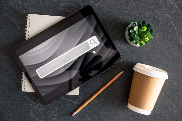 tablet con penna e elementi vari