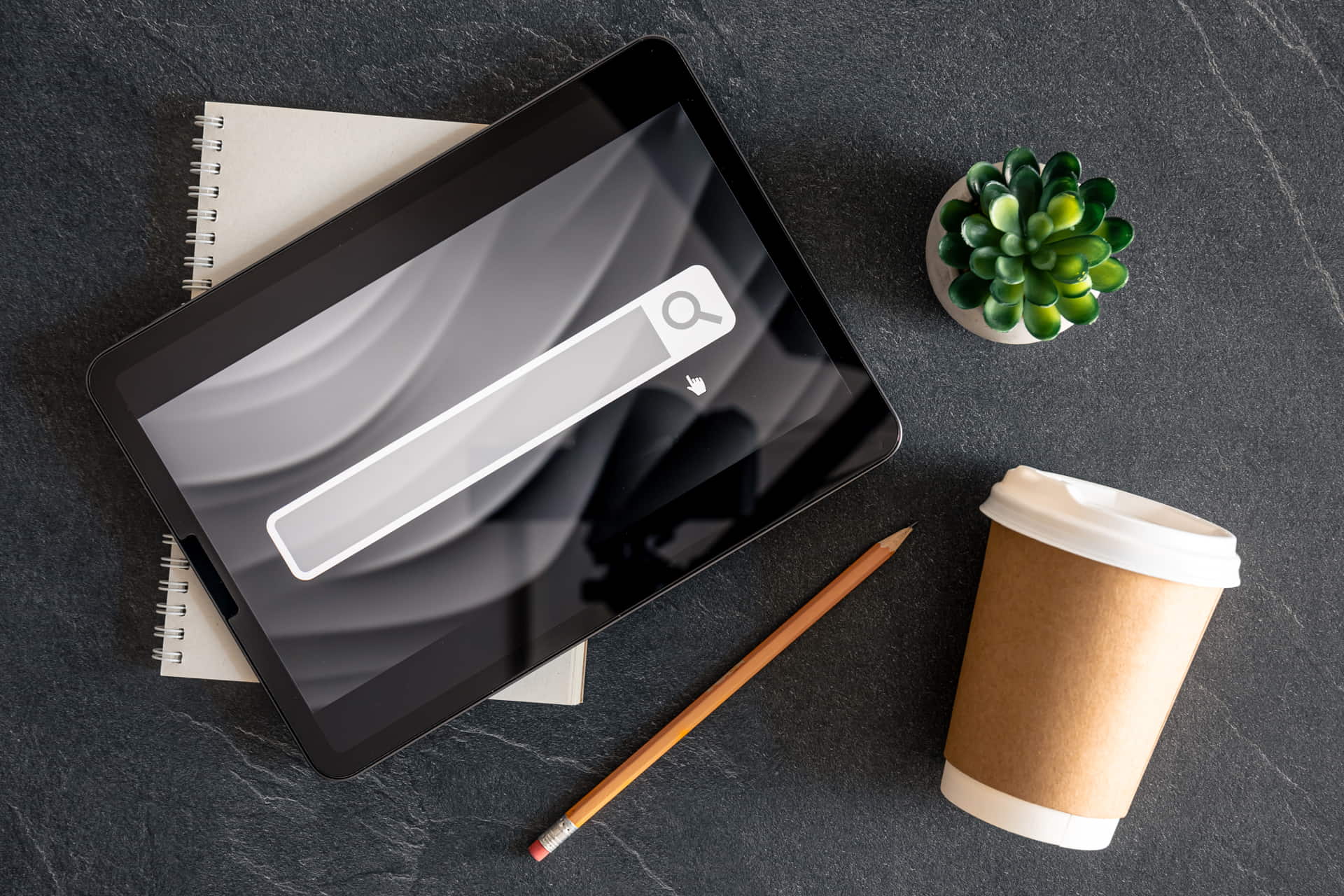 tablet con penna e elementi vari